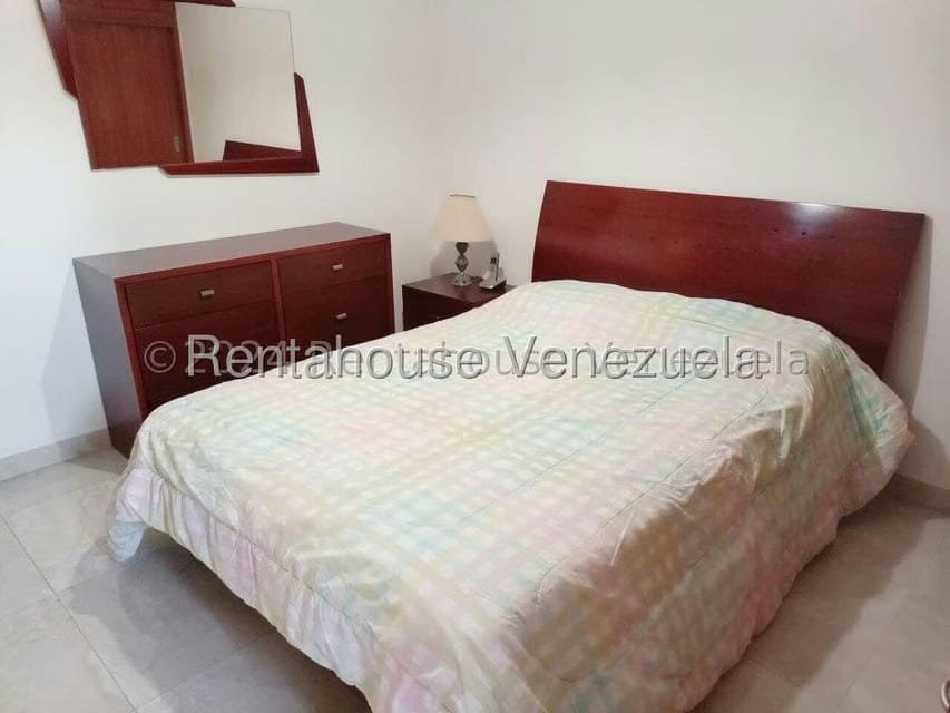 Apartamento (1 Nivel) en Alquiler en Los Dos Caminos, Distrito Metropolitano - 18