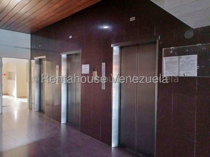Apartamento (1 Nivel) en Alquiler en Los Dos Caminos, Distrito Metropolitano - 3