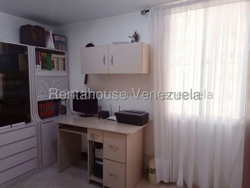 Apartamento (1 Nivel) en Alquiler en Los Dos Caminos, Distrito Metropolitano - 25