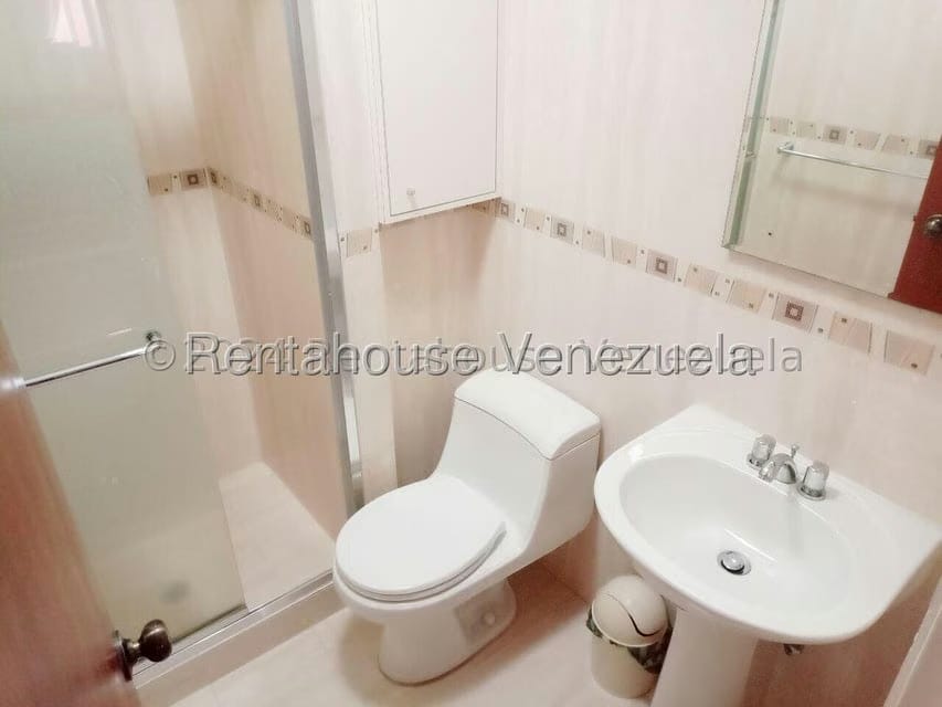 Apartamento (1 Nivel) en Alquiler en Los Dos Caminos, Distrito Metropolitano - 28