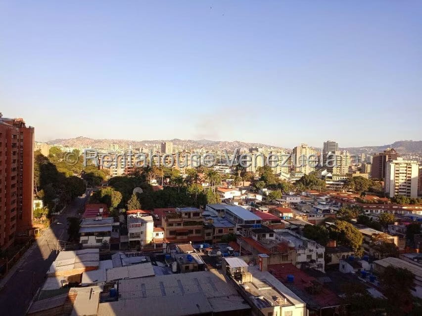 Apartamento (1 Nivel) en Alquiler en Los Dos Caminos, Distrito Metropolitano - 31