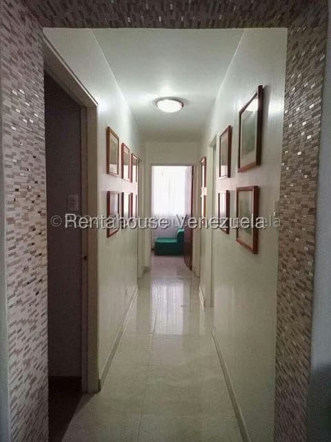 Apartamento (1 Nivel) en Alquiler en Los Dos Caminos, Distrito Metropolitano - 8