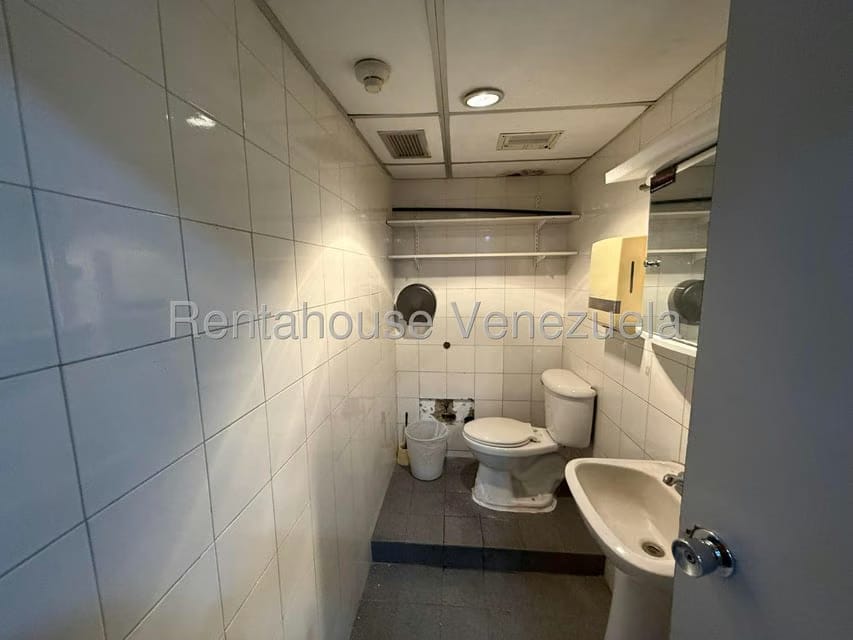 Comercial (Local Comercial) en Venta en Los Dos Caminos, Distrito Metropolitano - 11