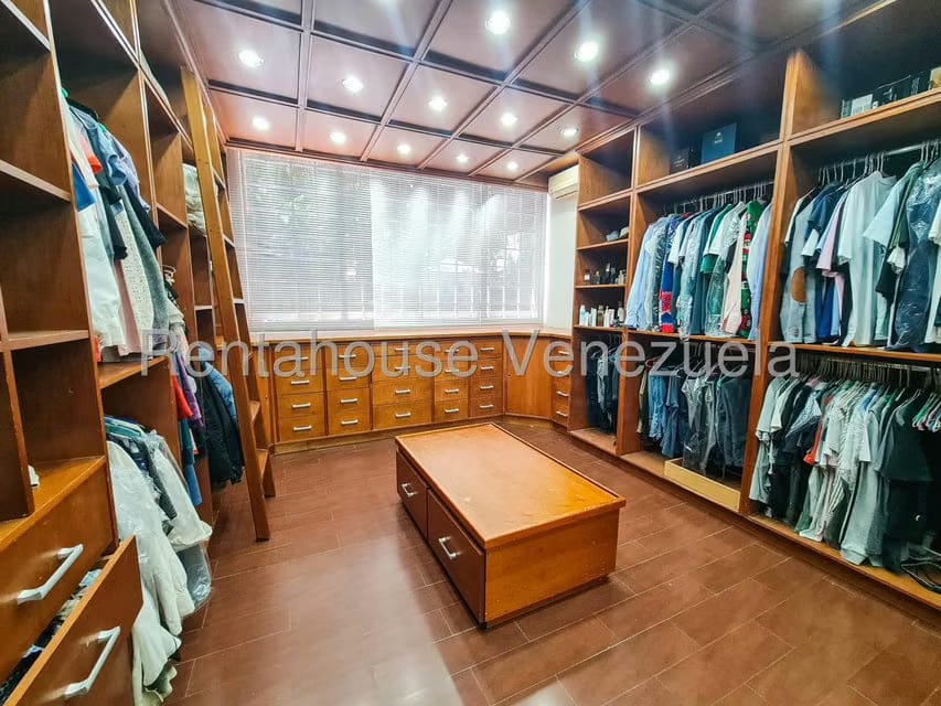 Casa (Multipes Niveles) en Venta en Cumbres de Curumo, Distrito Metropolitano - 36