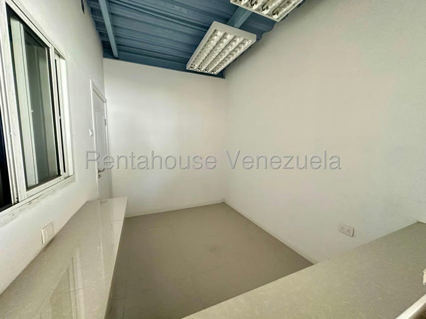 Comercial (Galpon - Deposito) en Venta en Zona Industrial 2, Lara - 18