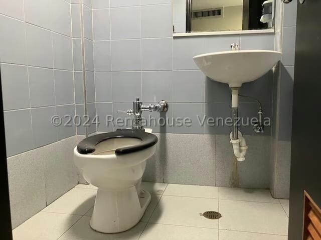 Comercial (Local Comercial) en Venta en Los Naranjos del Cafetal, Distrito Metropolitano - 11