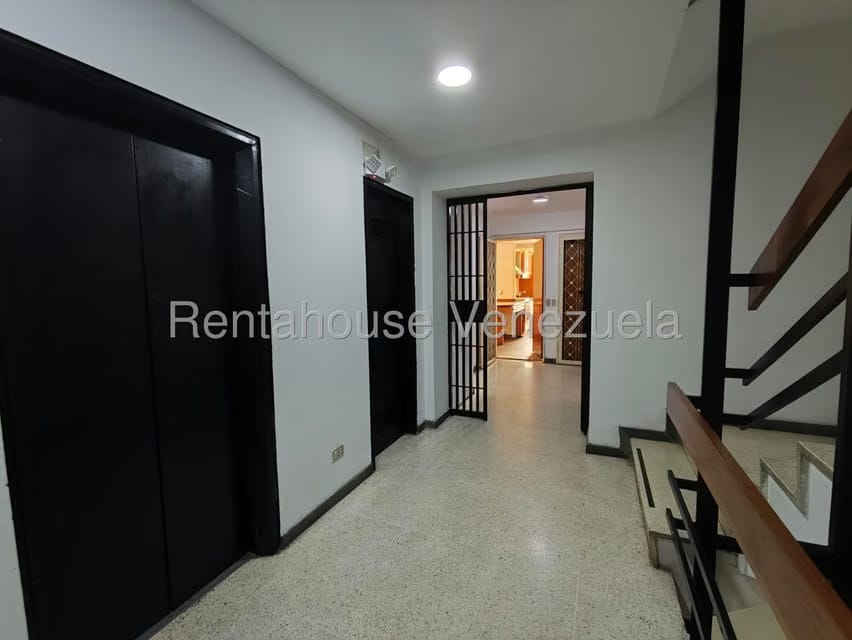 Apartamento (1 Nivel) en Alquiler en Los Palos Grandes, Distrito Metropolitano - 24