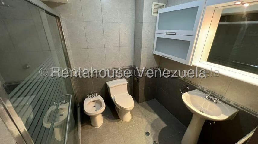 Apartamento (1 Nivel) en Alquiler en Lomas del Sol, Distrito Metropolitano - 17