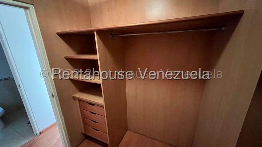 Apartamento (1 Nivel) en Alquiler en Lomas del Sol, Distrito Metropolitano - 23