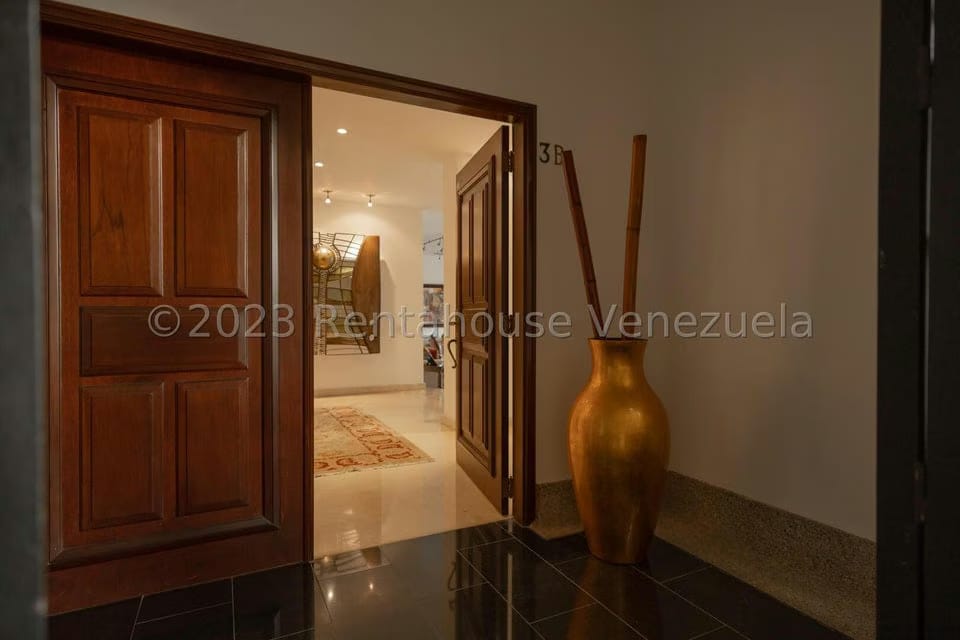 Apartamento (1 Nivel) en Venta en Colinas del Tamanaco, Distrito Metropolitano - 2