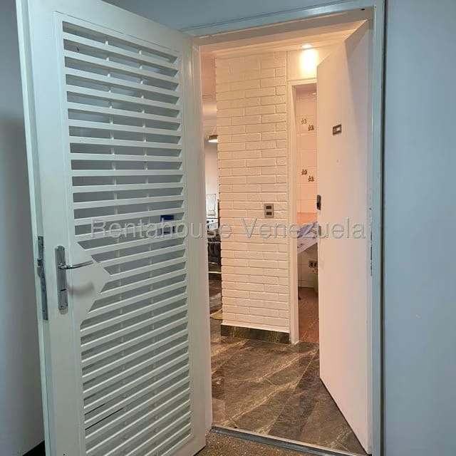 Apartamento (1 Nivel) en Alquiler en Los Palos Grandes, Distrito Metropolitano - 18