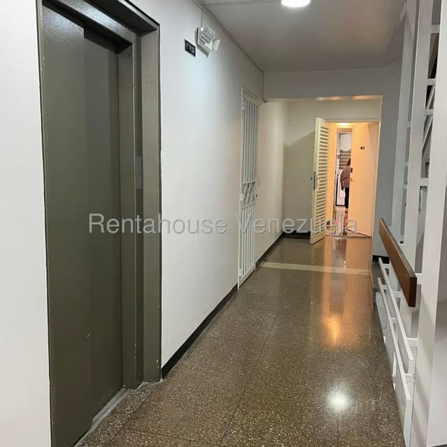 Apartamento (1 Nivel) en Alquiler en Los Palos Grandes, Distrito Metropolitano - 19