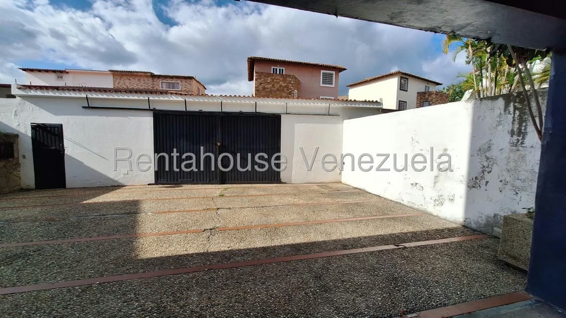 Casa (Multipes Niveles) en Venta en Colinas de Santa Monica, Distrito Metropolitano - 2