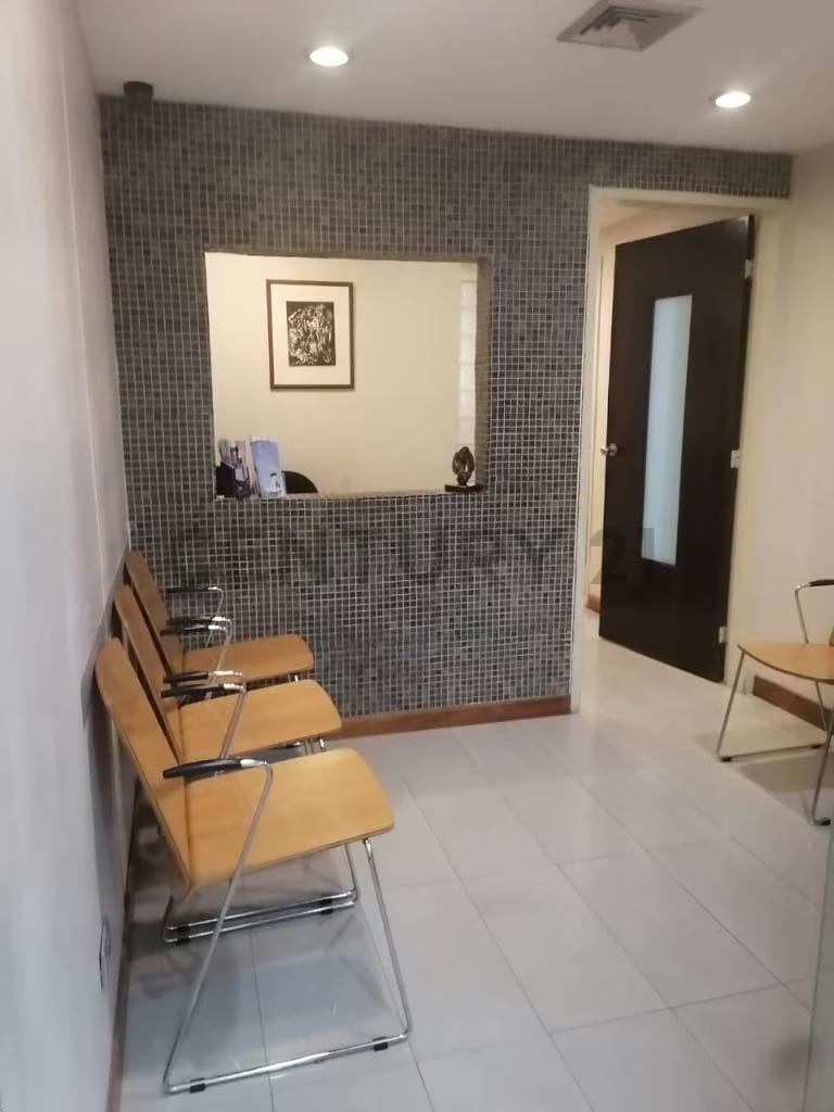 Se Alquila Cómodo Consultorio Médico en Santa Sofía - 2