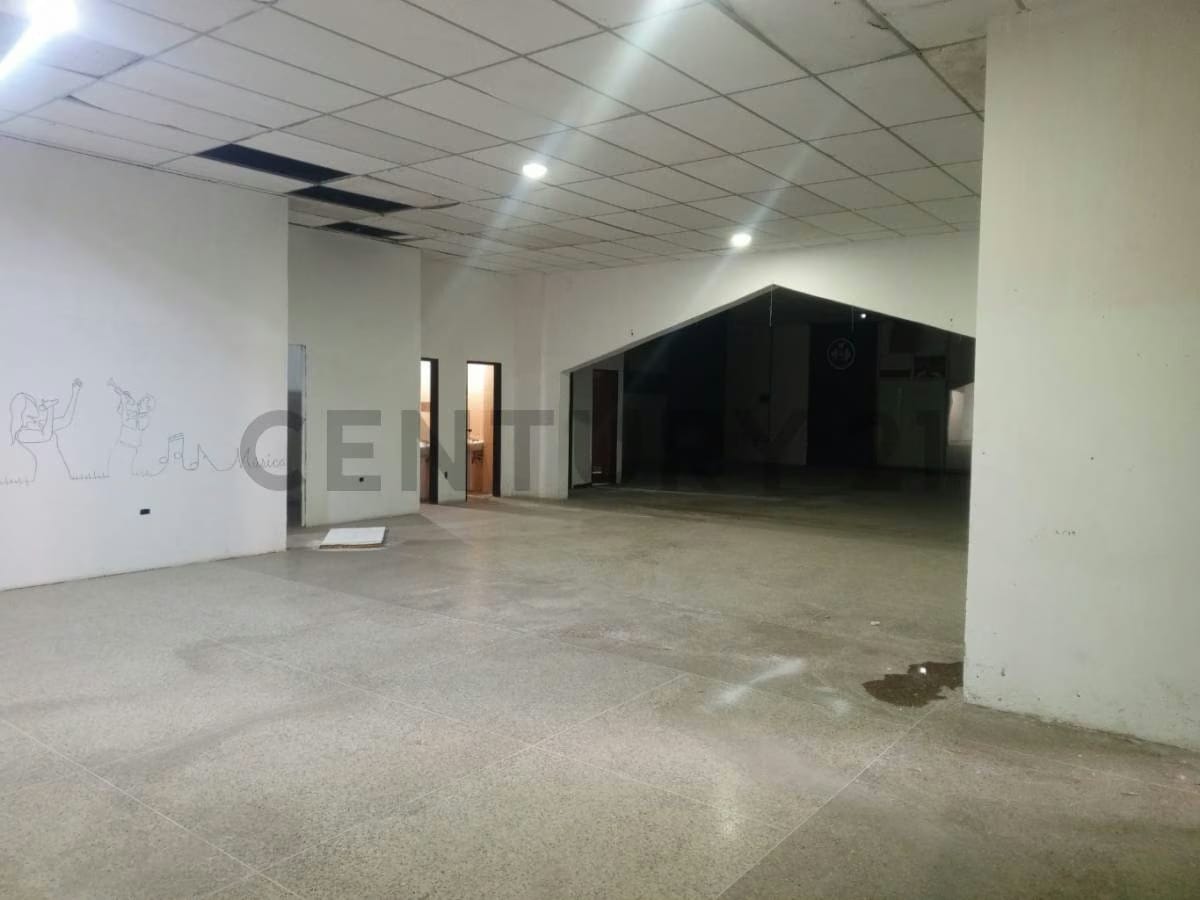 ¡Oportunidad Única! Amplio Local en Edificio Onix, el Corazón de La Victoria." - 2