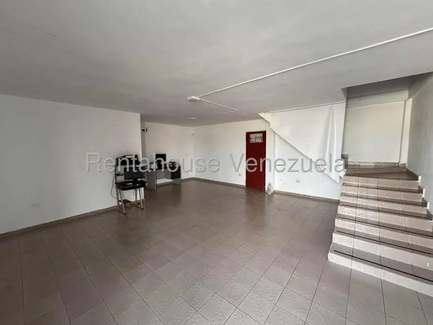 Comercial (Galpon - Deposito) en Alquiler en Circunvalacion Sur, Portuguesa - 2