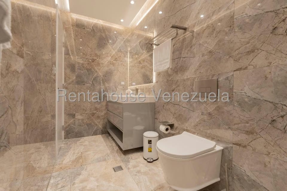 Casa (Duplex) en Venta en Prados del Este, Distrito Metropolitano - 72