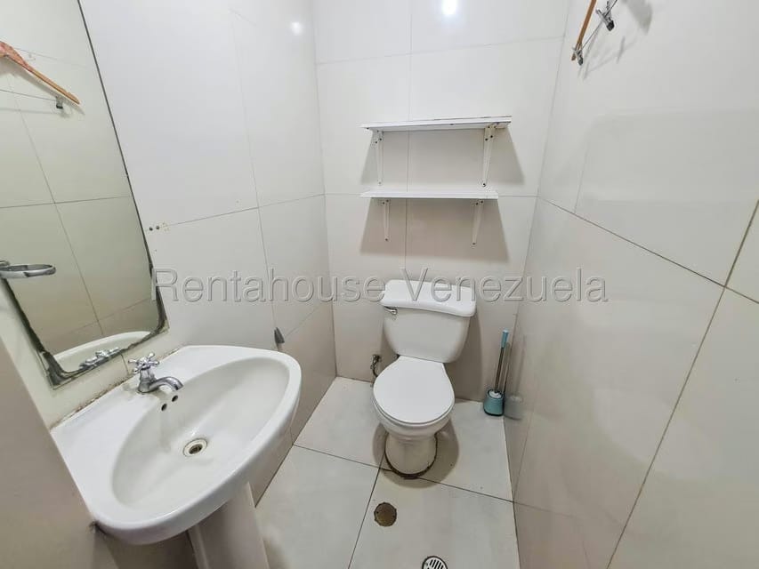Comercial (Local Comercial) en Alquiler en Los Dos Caminos, Distrito Metropolitano - 11