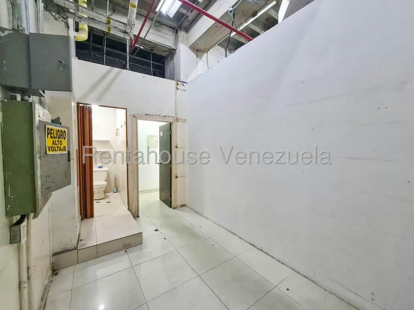 Comercial (Local Comercial) en Alquiler en Los Dos Caminos, Distrito Metropolitano - 10
