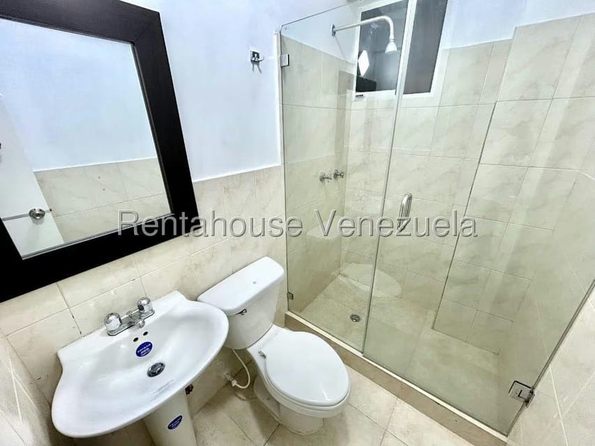Apartamento (1 Nivel) en Alquiler en Zona Este, Lara - 12