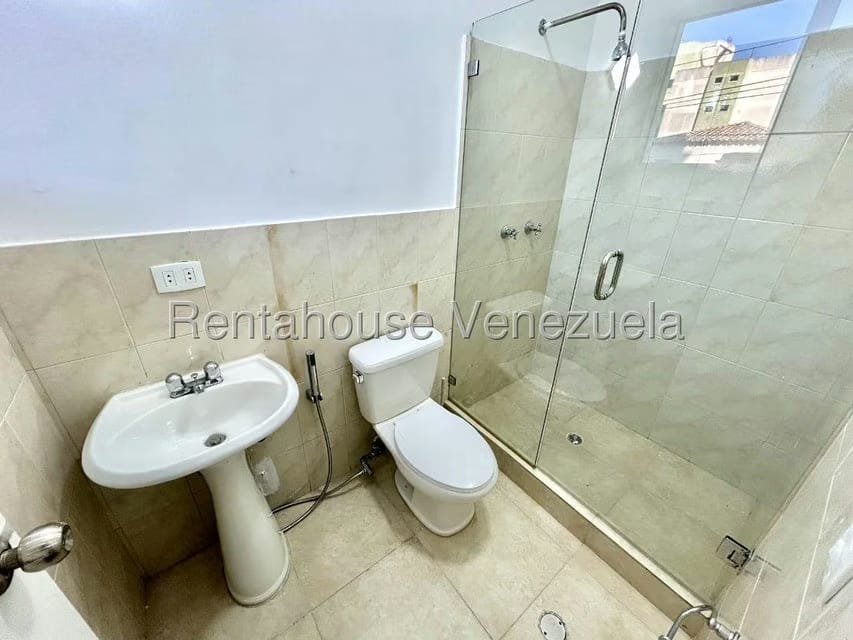 Apartamento (1 Nivel) en Alquiler en Zona Este, Lara - 14