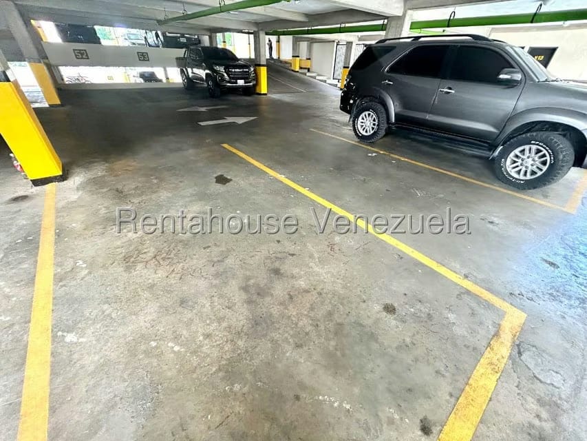 Apartamento (1 Nivel) en Alquiler en Zona Este, Lara - 16