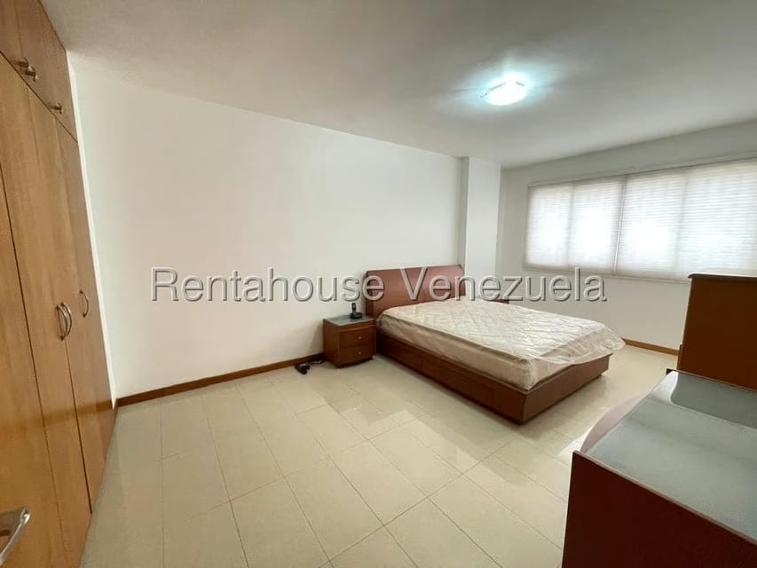 Apartamento (1 Nivel) en Alquiler en Los Palos Grandes, Distrito Metropolitano - 18