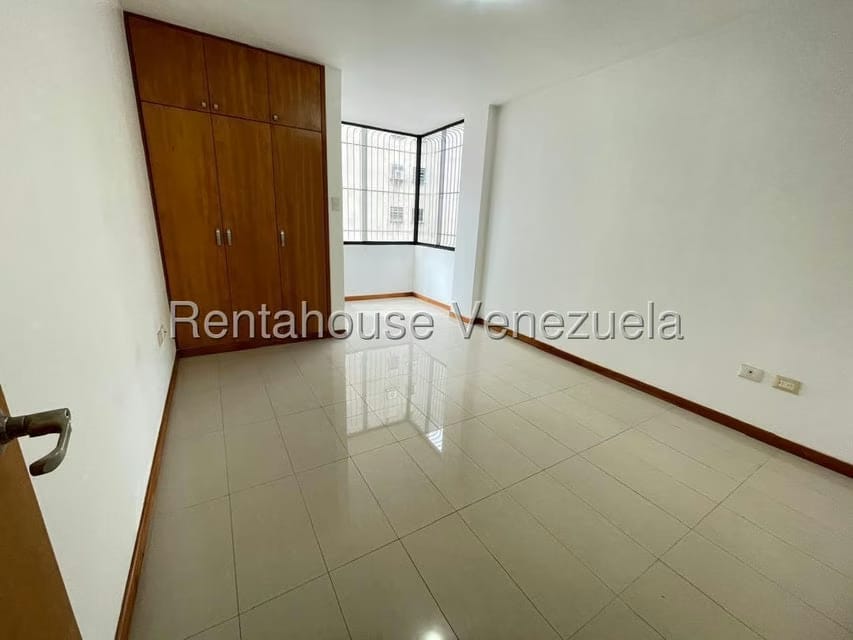 Apartamento (1 Nivel) en Alquiler en Los Palos Grandes, Distrito Metropolitano - 23