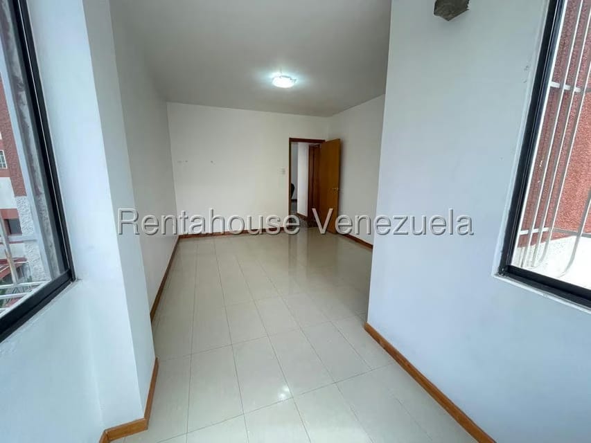 Apartamento (1 Nivel) en Alquiler en Los Palos Grandes, Distrito Metropolitano - 25