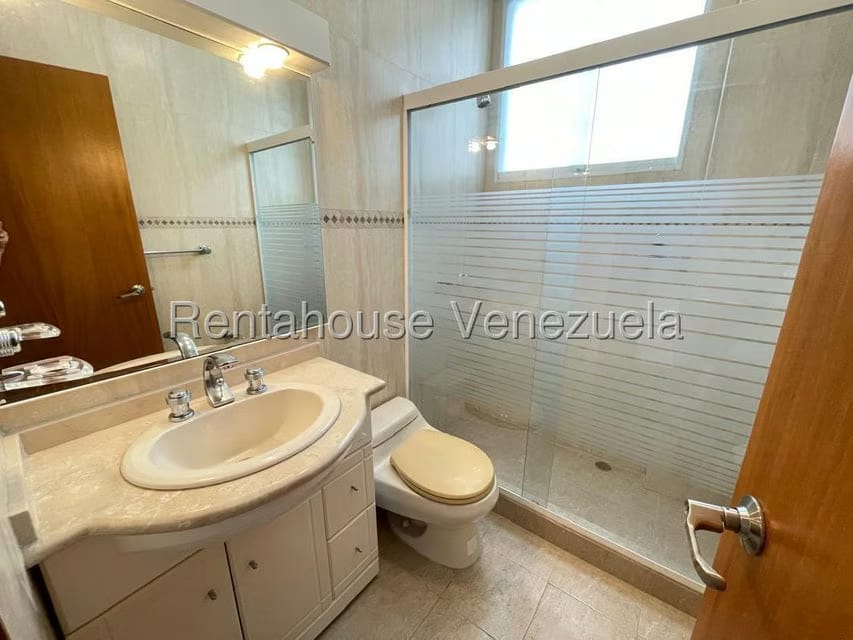 Apartamento (1 Nivel) en Alquiler en Los Palos Grandes, Distrito Metropolitano - 27