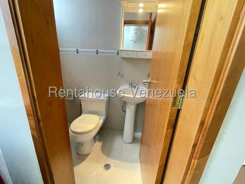 Apartamento (1 Nivel) en Alquiler en Los Palos Grandes, Distrito Metropolitano - 9