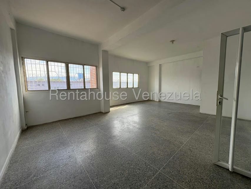 Comercial (Local Comercial) en Alquiler en Parroquia Juan de Villegas, Lara - 2