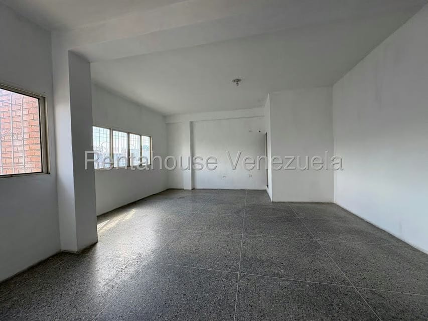 Comercial (Local Comercial) en Alquiler en Parroquia Juan de Villegas, Lara - 3