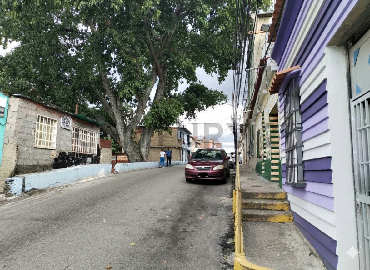 La Pastora vendo ¡Oportunidad! Casa 3 Niveles, 216 m2, 4H/2 ½ B, Sólo $ 45.000