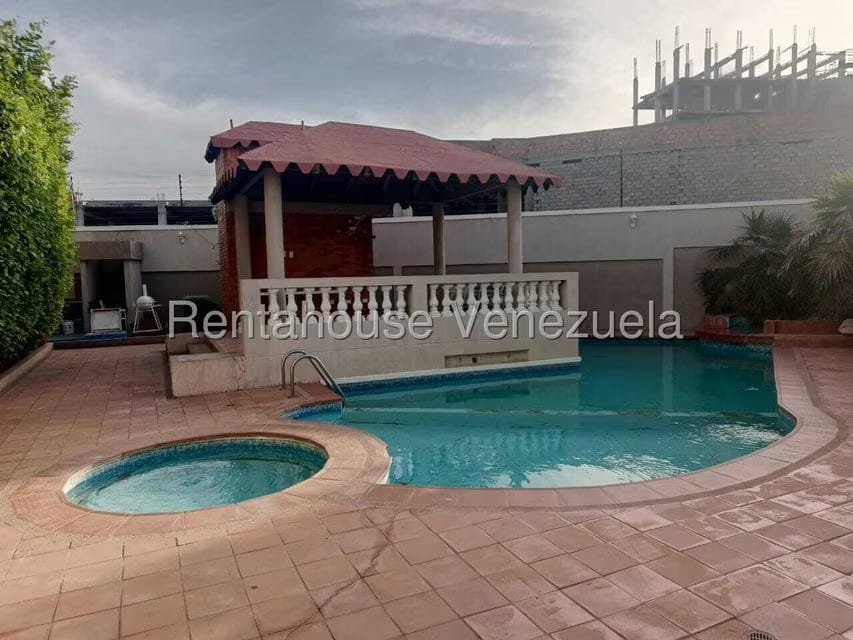 Townhouse (1 Nivel) en Venta en Avenida Milagro Norte, Zulia - 3