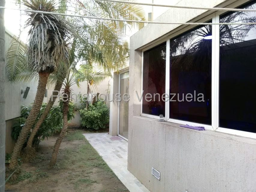 Townhouse (1 Nivel) en Venta en Avenida Milagro Norte, Zulia - 32