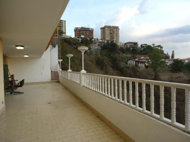 Casa (Multipes Niveles) en Venta en Colinas de Santa Monica, Distrito Metropolitano - 50
