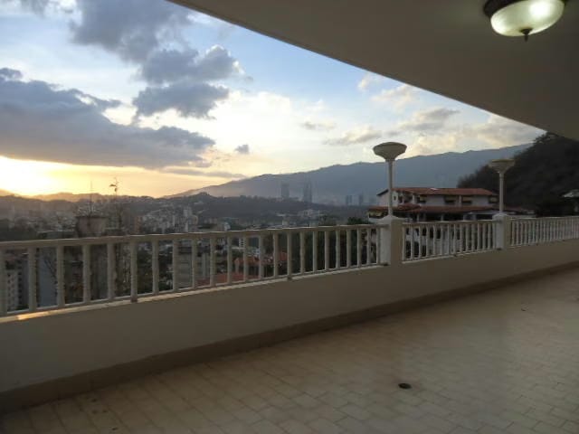 Casa (Multipes Niveles) en Venta en Colinas de Santa Monica, Distrito Metropolitano - 60