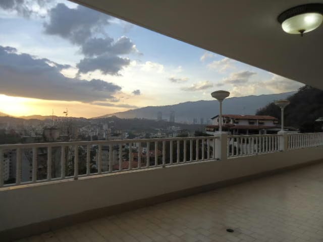 Casa (Multipes Niveles) en Venta en Colinas de Santa Monica, Distrito Metropolitano - 61