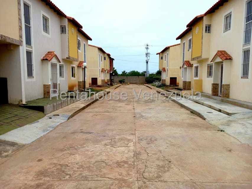 Townhouse (Duplex) en Alquiler en La 'L', Zulia - 22