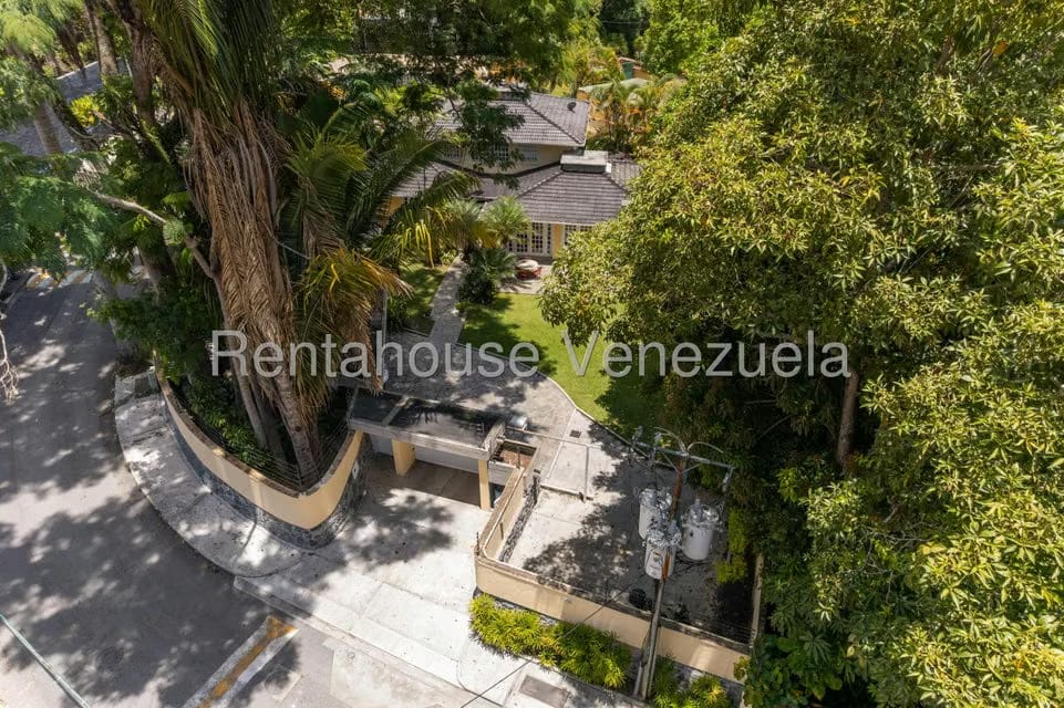 Casa (Duplex) en Venta en Los Geranios, Distrito Metropolitano - 2