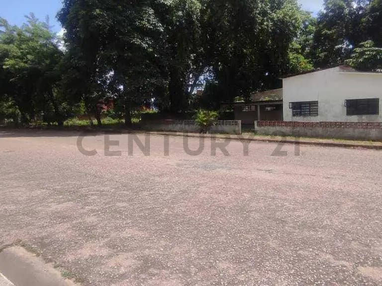 Se Vende terreno de uso residencial / comercial con bienechurias - 2