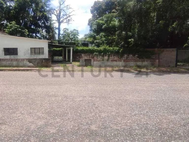 Se Vende terreno de uso residencial / comercial con bienechurias - 3