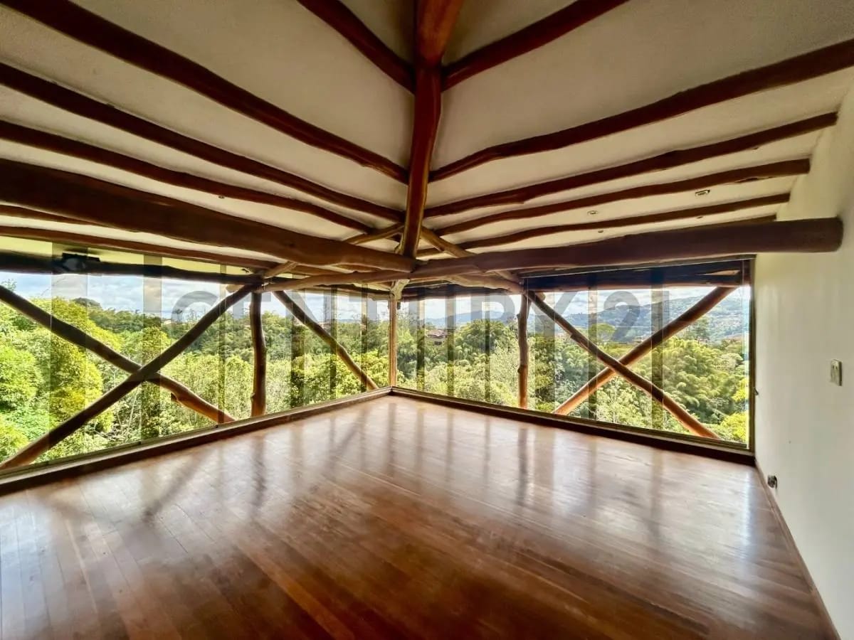 MAJESTUOSA CASA EN LOS GUAYABITOS CON AMPLIO ANEXO