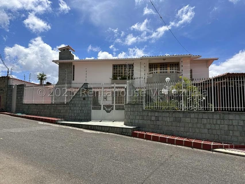 Casa (Multipes Niveles) en Venta en Colinas de Carrizal, Miranda