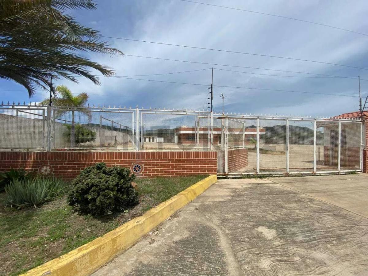 venta de terreno en plena av pricicpal de lecheria