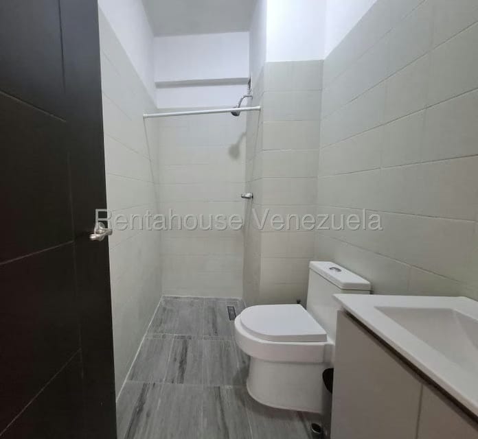 Apartamento (1 Nivel) en Alquiler en Colinas de Bello Monte, Distrito Metropolitano - 9