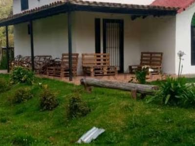 Venta de Terreno con acogedor chalet tipo cabaña en la Colonia Tovar