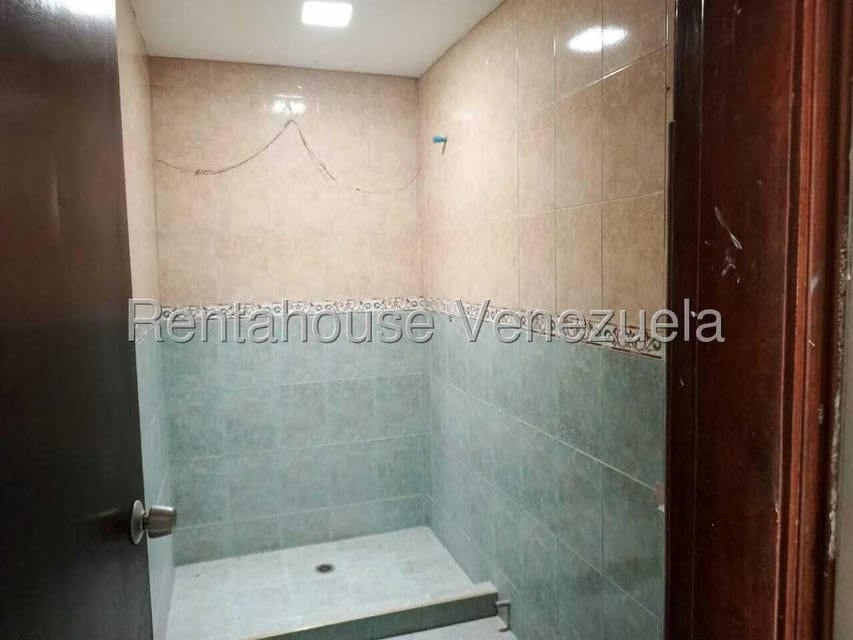 Casa (1 Nivel) en Venta en Avenida Universidad, Zulia - 11