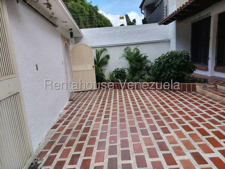 Casa (Multipes Niveles) en Venta en Colinas de Santa Monica, Distrito Metropolitano - 3